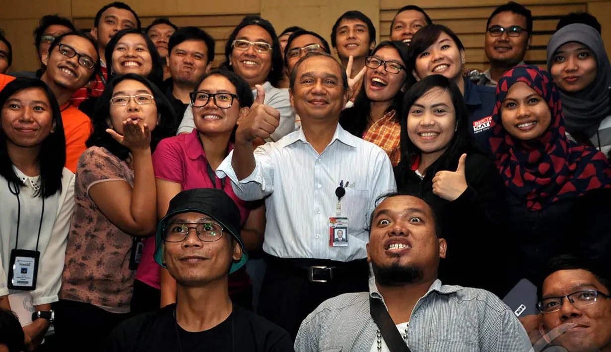 Busyro Muqoddas (tengah) saat berfoto bersama dengan para awak media yang biasa meliput di KPK, Jakarta, Selasa (16/12/2014). (Liputan6.com/Miftahul Hayat)