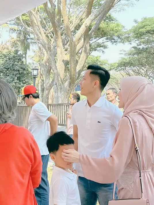 <p>Pernah gagal membina rumah tangga, Larissa mengaku sempat takut membuka hati. "Aku bilang, 'takut ah bun, buka hati nya juga gtw mulai dari mana'," tulis Larissa. [Instagram/larissachou]</p>