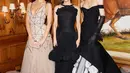 Liu Wen mengenakan gaun off-the-shoulder dari Tory Burch dengan bagian bawah dipenuhi bunga-bunga. [@themetgalaofficial]