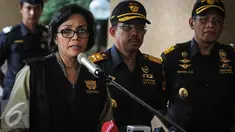 Menkeu Sri Mulyani mengumumkan besarnya tarif cukai rokok 2017 di Kantor Pusat Bea Cukai, Jakarta, Jumat (30/9). Pemerintah mengeluarkan kebijakan cukai yang baru melalui Peraturan Menteri Keuangan No 147/PMK.010/2016. (Liputan6.com/Faizal Fanani)