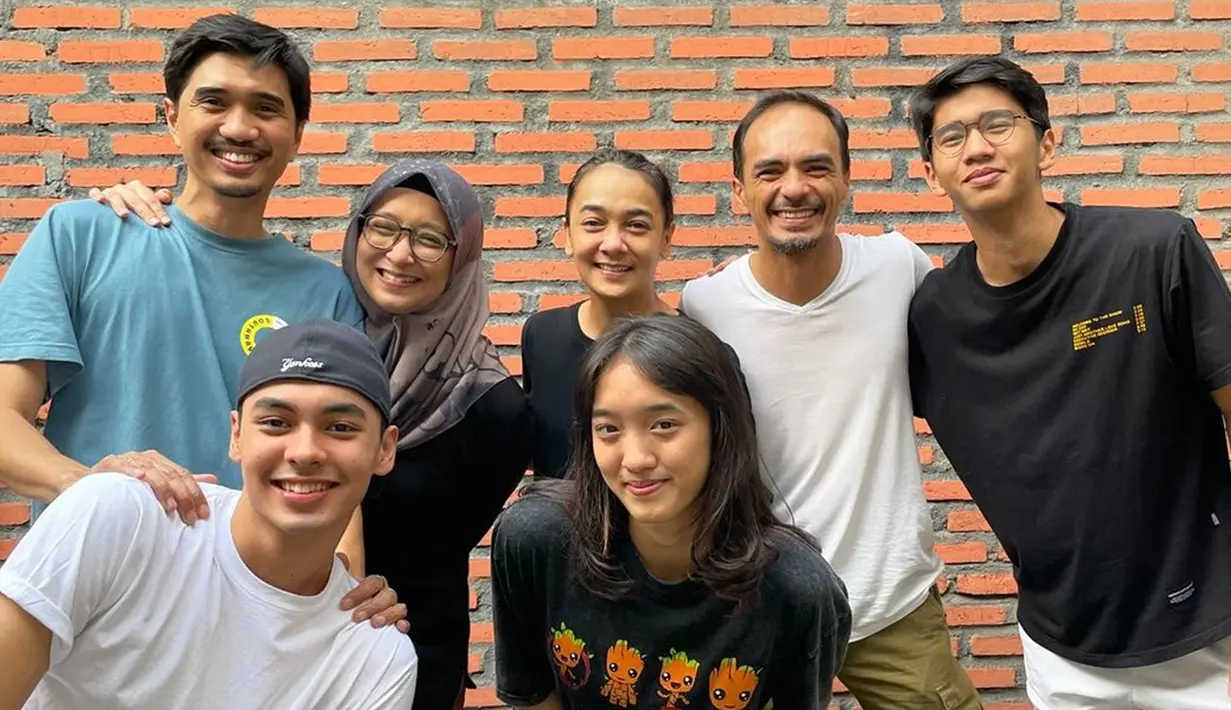 Dalam potret yang diunggah oleh Ananda Lontoh pada Selasa (25/6), terlihat keluarganya sedang berkumpul dengan keluarga sang adik. Mereka melakukan quality time family, salah satunya berkunjung ke rumah. Mereka mengabadikan momen bersama anak-anak. (Liputan6.com/IG/@ananda_faturrahman)