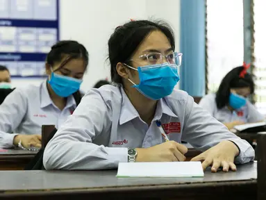 Para siswa mengenakan masker saat mengikuti kelas di sebuah sekolah di Vientiane, Laos, Selasa (19/5/2020). Siswa tingkat akhir sekolah dasar, menengah pertama, dan menengah di Laos sudah mulai bersekolah sejak 18 Mei 2020. (Xinhua/Kaikeo Saiyasane)