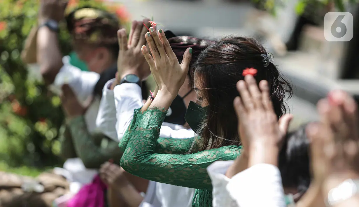 Umat Hindu bersembahyang saat mengikuti upacara Tawur Agung Kesanga di Pura Amerta Jati, Cinere, Depok, Rabu (2/3/2022).  Upacara Tawur Agung Kesanga tersebut tahun ini hanya diikuti pemuka umat Hindu dan perwakilan dari pura sekitar dengan jumlah terbatas. (Liputan6.com/Faizal Fanani)