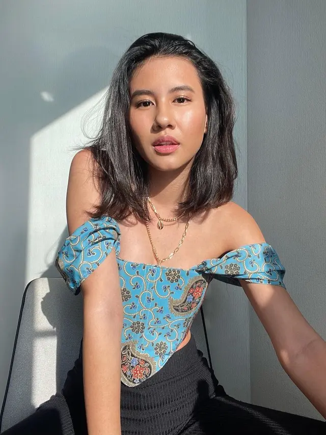 6 Inspirasi Mix & Match Corset Batik ala Yasmin Napper hingga Prilly Latuconsina