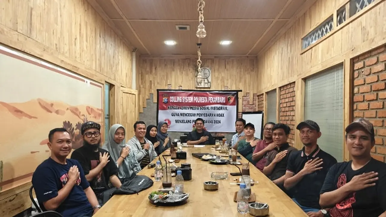 Kasat Reskrim Polresta Pekanbaru Komisaris Berry Juana Putra bersama pegiat media sosial untuk lawan hoax.