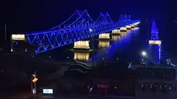 Suasana  Jembatan Persahabatan saat malam terlihat dari kota Dandong di provinsi Liaoning, China (22/2).  Kim Jong Un dan Donald Trump akan melakukan pertemuan di Vietnam pada 27 Februari. (AFP Photo/Greg Baker)