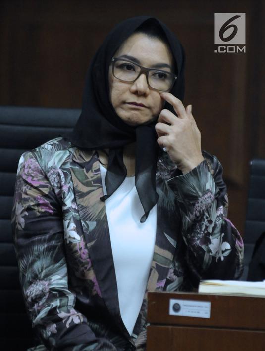 Terdakwa dugaan gratifikasi dan suap pemberian izin lokasi perkebunan kelapa sawit, Rita Widyasari saat mengikuti sidang lanjutan di Pengadilan Tipikor, Jakarta, Selasa (3/4). Sidang mendengar keterangan saksi. (Liputan6.com/Helmi Fithriansyah)