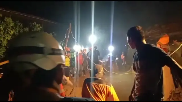 Longsor di Kampung Pasirpogor, Desa Cipelang, Kecamatan Cijeruk, Kabupaten Bogor, Sabtu sore (21/5/2022) menimbun empat warga. Satu orang telah ditemukan dalam kondisi meninggal dunia. (Liputan6.com/Achmad Sudarno)