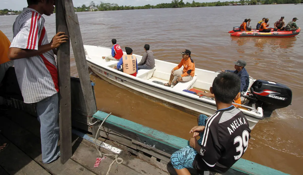 Hingga Rabu (30/7/2014), Tim SAR masih melakukan pencarian korban hilang tenggelamnya kapal feri penyeberangan di perairan Sungai Kapuas Desa Panamas, Kabupaten Kuala Kapuas, Kalimantan Tengah, (30/7/2014). (ANTARA FOTO/Herry Murdy Hermawan)