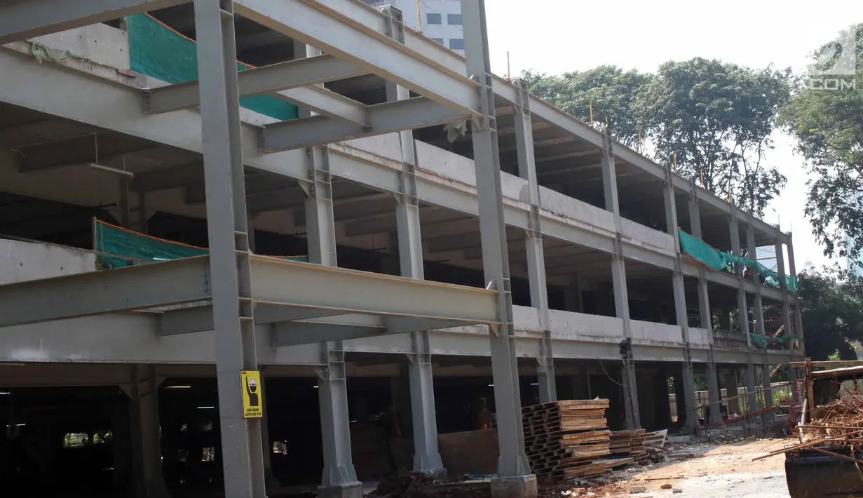 Penampakan pembagunan gedung parkir di Gelora Bung Karno (GBK) Senayan, Jakarta, Jumat (11/5). Gedung parkir tersebut nantinya siap digunakan saat perhelatan Asian Games 2018. (Liputan6.com/Angga Yuniar)