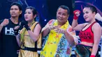 Disjoki, Dinar Candy (kanan), berpose bersama penyanyi dangdut, Pamela Safitri (dua kiri), didampingi pengacara kondang, Hotman Paris (dua kanan), setelah pertandingan tinju antar selebriti Holywings Sport Show (HSS) Series 3 yang berlangsung di Atlas Super Club, Bali, Minggu (10/9/2023). Dinar Candy berhasil memenangkan pertandingan setelah unggul poin atas Pamela Safitri. (Dok. Holywings)