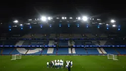 Pertandingan akan berlangsung di Etihad Stadium pada Selasa 17 Maret 2026 waktu setempat atau Rabu (18/3/2026) dini hari WIB. Tampak dalam foto, para pemain Real Madrid mengikuti sesi latihan tim di Etihad Stadium, Manchester, barat laut Inggris, pada 16 Maret 2026. (Paul ELLIS/AFP)