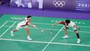 <p>Ganda putri Indonesia, Apriyani Rahayu/Siti Fadia Silva Ramadhanti berusaha mengembalikan bola saat menghadapi wakil Malaysia, Pearly Tan/Thinaah Muralitharan pada laga Grup A Olimpiade Paris 2024 di Porte de la Chapelle Arena, Paris, Selasa (30/7/2024). Apriyani Rahayu/Siti Fadia Silva Ramadhanti kalah 18-21, 9-21. (Dok. NOC Indonesia/Naif Muhammad Al'as)</p>