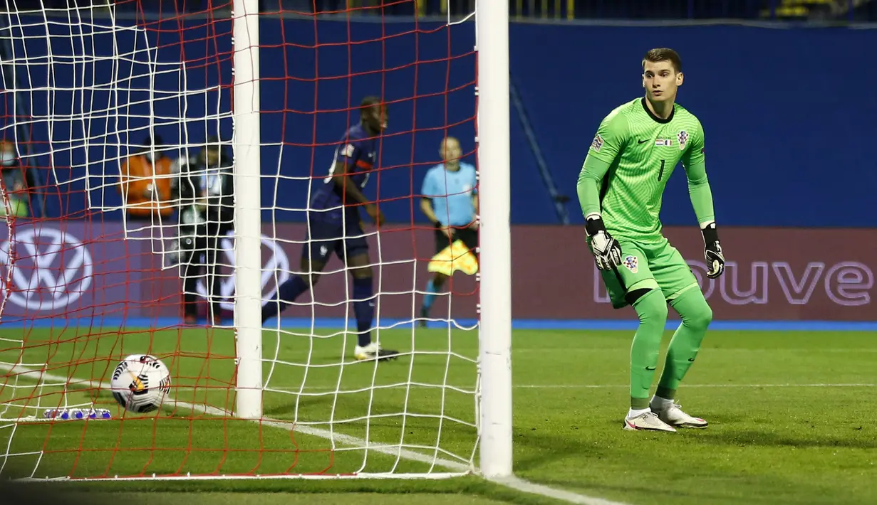 Kiper Kroasia Dominik Livakovic bereaksi setelah pemain Prancis Antoine Griezmann mencetak gol pada pertandingan UEFA Nations League di Stadion Maksimir, Zagreb, Kroasia, Rabu (14/10/2020. Prancis menang dengan skor 2-1. (AP Photo/Darko Bandic)