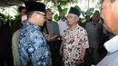 KH Salahuddin Wahid (tengah) bersama Ketua MPR, Zulkifli Hasan saat melayat di rumah duka alm AM Fatwa di kawasan Pejaten, Jakarta, Kamis (14/12). AM Fatwa wafat pada usia 78 tahun di Jakarta. (Liputan6.com/Helmi Fithriansyah)