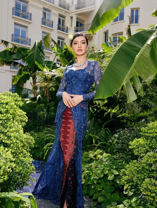 Bintang 5cm itu tampil memesona dalam balutan kebaya yang dirancang oleh Cacal Baker & Diaz Patria dari Maison Baaz Couture. Serta perhiasan Chopard.