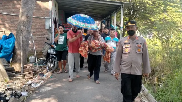 Pemakaman jenazah bocah yang tenggelam di Pemalang, Jawa Tengah. (Foto: Liputan6.com/Humas Polres Pemalang)