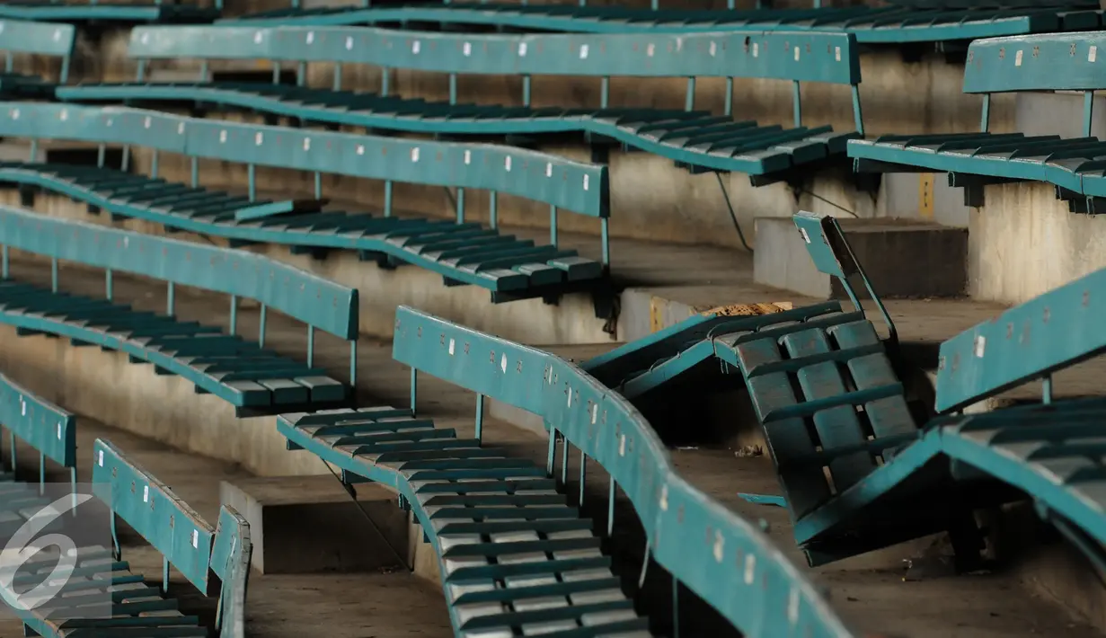 Kondisi bangku penonton yang ada di tribun atas Stadion Gelora Bung Karno, Jakarta, Rabu (18/5/2016). Rencananya, Stadion GBK akan mulai direnovasi pada Juni mendatang terkait persiapan pelaksanaan Asian Games 2018. (Liputan6.com/Helmi Fithriansyah)
