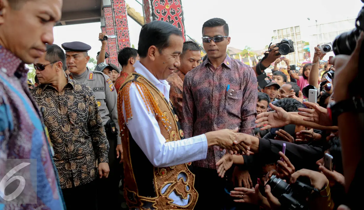 Presiden Joko Widodo menyalami warga saat Festival Karnaval Khatulistiwa, Pontianak, Sabtu (22/8/2015). Pontianak menjadi tuan pertama Festival Karnaval Khatulistiwa yang diselenggarakan di luar Jakarta. (Liputan6.com/Faizal Fanani)