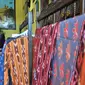 Tenun ikat dipajang di salah satu industri rumahan di Desa Bandar Kidul, Kediri, Jawa Timur, Sabtu (29/9). Tenun ikat Bandar Kidul memiliki motif ceplok, tirto, dan goyor dengan bahan dari sutra, semi sutra, dan katun. (Merdeka.com/Iqbal Nugroho)