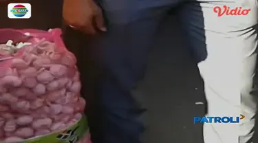 Aparat Kepolisian menyita 10 ton bawang putih dari sebuah gudang milik pedagang di Cilacap, Jawa Tengah. 