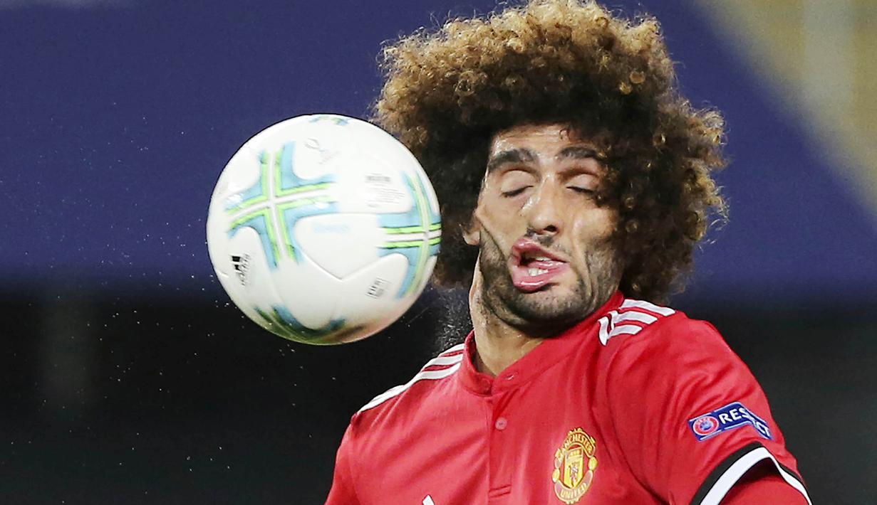 Mimik wajah gelandang Manchester United, Marouane Fellaini, saat mukanya dihantam bola pada laga Piala Super Eropa 2017 di Stadion Philip II, Skopje, Selasa (8/8/2017). Foto muka unik Marouane Fellaini ini viral di media sosial. (AP/Boris Grdanoski)