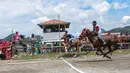 Sejumlah joki muda memacu kuda dalam lomba pacuan kuda tradisional di Takengon, Aceh, 10 Maret 2018. Ragam aksi para joki selalu menjadi tontonan, dan masyarakat selalu menyambut dengan antusias. (AFP PHOTO/CHAIDEER MAHYUDDIN)