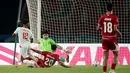 Penyerang Vietnam, Nguyen Xuan Son (kiri), mencetak gol ketiga ke gawang Timnas Indonesia setelah melewati hadangan kiper Nadeo Argawinata dan bek Shayne Pattynama pada laga ketiga Grup A Piala AFF 2026 di Stadion Pakansari, Bogor, Senin (3/8/2026) malam WIB. Gol pada menit ke-71 tersebut memastikan kemenangan Vietnam 3-0 atas skuad Garuda. (Kapanlagi.com/Budy Santoso)