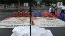 Jemaat dari GKI Yasmin Bogor dan HKBP Filadelfia Bekasi bersiap melaksanakan misa Natal di Simpang Barat Laut Monas atau depan Istana Negara, Jakarta, Rabu (25/12/2019). Ini adalah misa natal kedelapan yang digelar jemaat dua gereja tersebut. (Liputan6.com/Helmi Fithriansyah)