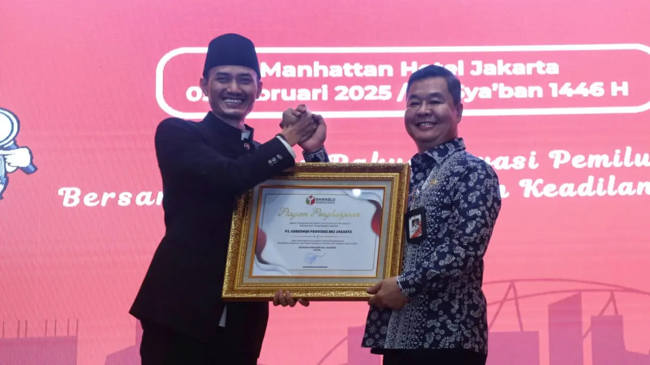 Ketua Bawaslu Provinsi Jakarta Munandar Nugraha dan Penjabat (Pj) Gubernur Jakarta Teguh Setyabudi dalam Rapat Koordinasi Kelembagaan dengan Stakeholder di Manhattan Hotel, Setiabudi, Jakarta Selatan, Rabu (5/2/2025). (Foto: Bawaslu DKI Jakarta)