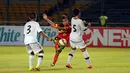 Pemain Brunei Darussalam mencoba menahan sepakan penyerang timnas Timor Leste U-23, Feliciano Pinheiro Goncalves (tengah) di kualifikasi grup H Piala Asia 2016 di Stadion GBK Jakarta, (31/3/2015). Timor Leste unggul 3-0. (Liputan6.com/Helmi Fithriansyah)