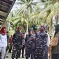 Menteri Sosial Tri Rismaharini melihat langsung kondisi kerusakan Puskesmas Pembantu Kepulauan Mapia, Kabupaten Supiori, Papua