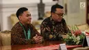 Menpora Imam Nahrawi dan Lifter Eko Yuli Irawan saat berbincang dengan Presiden Joko Widodo Istana Merdeka, Jakarta, Kamis (8/11). Jokowi mengapresiasi prestasi Eko Yuli yang berhasil meraih medali emas di nomor 61 kg. (Liputan6.com/Angga Yuniar)
