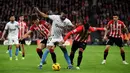 Tampil di hadapan pendukung sendiri, Athletic Bilbao bermain agresif. (ANDER GILLENEA/AFP)