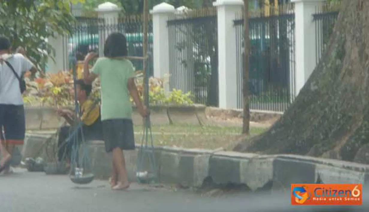 Citizen6, Bandung: Sekelompok anak-anak sedang berjualan cobek di sekitar lampu merah, Jl. Seram, Bandung
