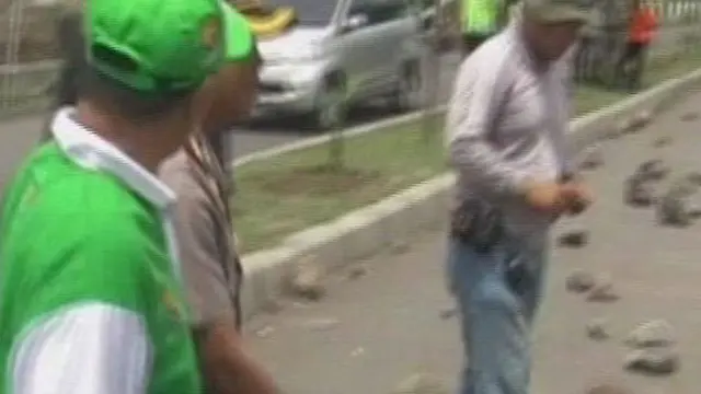 [VIDEO] Warga Surabaya Tolak Program Penanaman Pohon SBY