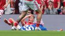 Pemain Chelsea, Jesse Derry terbaring di lapangan usai bertabrakan dengan pemain Nottingham Forest, Zach Abbott pada laga pekan ke-35 Premier League di Stamford Bridge, Senin (4/5/2026). (AFP/Adrian Dennis)