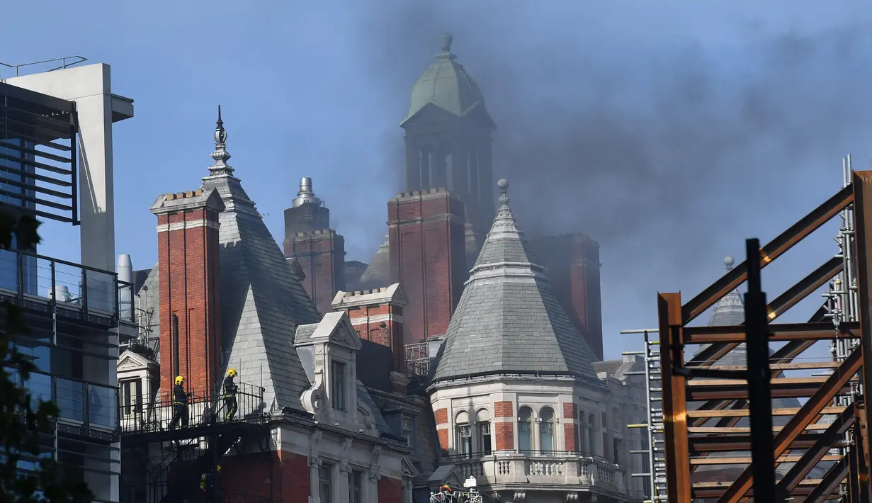 Asap hitam terlihat membubung dari atap Hotel Mandarin Oriental yang mengalami kebakaran di London, Inggris, Rabu (6/6). Sebanyak 20 unit pemadam kebakaran dan 120 petugas pemadam dikerahkan untuk menjinakkan api tersebut. (AFP / Ben STANSALL)
