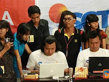 Peserta Citizen Jurnalism sedang mengunggah hasil pencarian berita