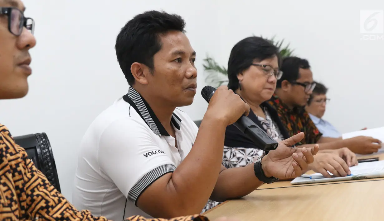 Heri Budiawan alias Budi Pego memberi keterangan terkait kasusnya di Kantor Komnas HAM, Jakarta, Jumat (14/12). Komnas HAM berpandangan Budi Pego mengalami proses hukum yang kurang wajar. (Liputan6.com/Helmi Fithriansyah)