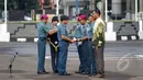 Kepala Staf Angkatan Laut (KSAL) Laksamana TNI Ade Supandi S.E memberikan penghargaan kepada personil KNKT, MGS Geosurvey, MV Crest Onyx dan KN Jadayat di Markas Komando Armada Barat TNI AL, Jakarta, Selasa (24/2/2015). (Liputan6.com/Faizal Fanani)