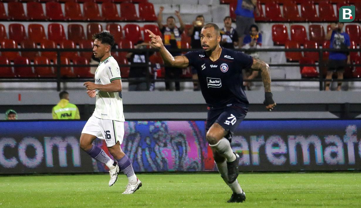 Selebrasi pemain Arema FC, Gustavo Almeida dos Santos (kanan), setelah menjebol gawang Persib Bandung dalam pertandingan pekan kedua BRI Liga 1 2023/2024 yang berlangsung di Stadion Kapten I Wayan Dipta, Bali, Jumat (7/7/2023). (Bola.com/Alit Binawan)