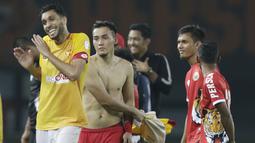 Bek Selangor FA, Willian Pachecho, bercanda dengan pemain Persija Jakarta, Gunawan Dwi Cahyo, pada laga persahabatan di Stadion Patriot, Jawa Barat, Kamis (6/9/2018). Persija kalah 1-2 dari Selangor FA. (Bola.com/M Iqbal Ichsan)