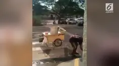 Seorang pedangan di Brazil tertangkap kamera menggunakan genangan air kotor.