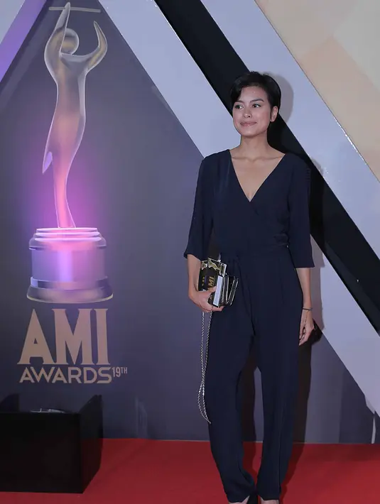 Eva Celia malam itu tampil cantik dengan jumpswit warna hitam. Ia menjadi nominasi Kategori Artis Solo Pria/Wanita Soul/R&B/Urban Terbaik. (Deki Prayoga/Bintang.com)
