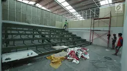 Pekerja menyelesaikan pembangunan ruang bioskop rakyat di Pasar Jaya Teluk Gong, Jakarta, Sabtu (24/11). Harga tiket bioskop rakyat ini berkisar dari Rp 15 ribu-Rp 20 ribu. (Liputan6.com/Herman Zakharia)