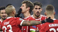Para pemain Bayern Munchen merayakan gol yang dicetak Thomas Mueller ke gawang Besiktas pada laga Liga Champions di Stadion Allianz Arena, Munchen, Selasa (20/2/2018). Munchen menang 5-0 atas Besiktas. (AFP/Thomas Kienzle)