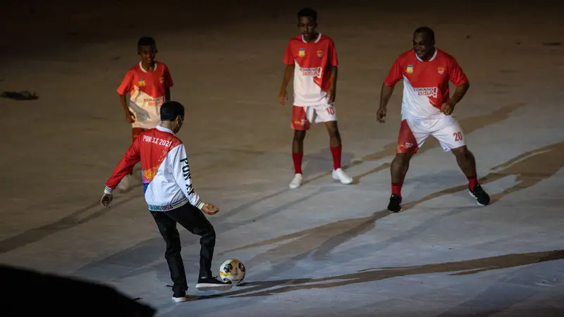 Foto: Buka PON Papua, Jokowi Unjuk Kebolehan Bermain Bola