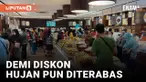 Gak Peduli Hujan, Warga Rela Antre Berebut Diskon Holland Bakery Sejak Pagi