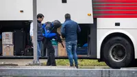 Polisi memburu pelaku penembakan di Kota Sion, Swiss selatan, pada 11 Desember 2023. Mereka menggeledah sebuah bus dekat Saint Maurice,(Fabrice Coffrini/AFP)